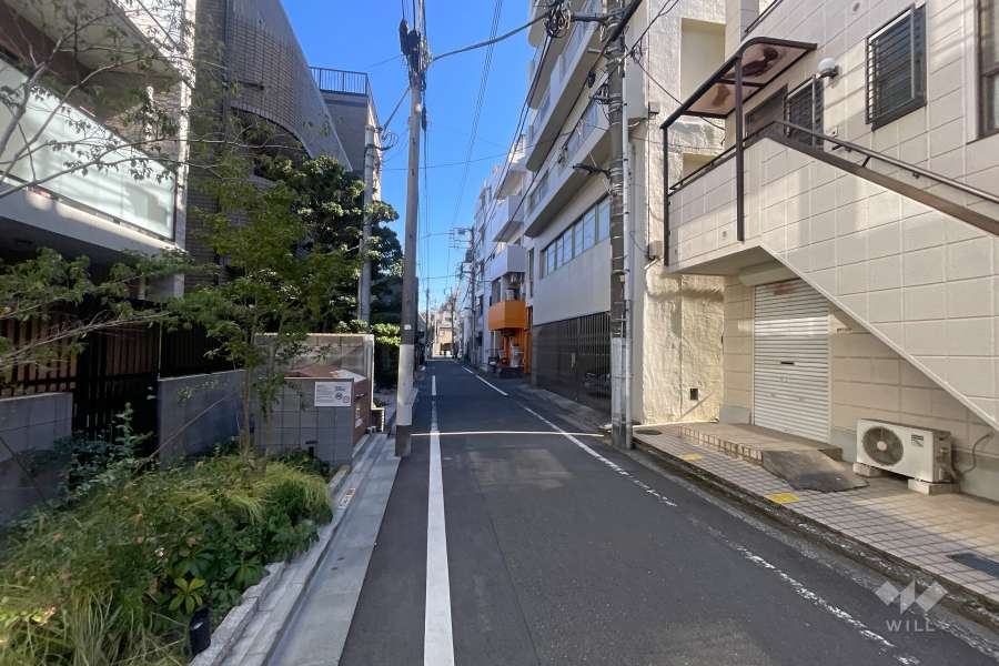 敷地北側の前面道路