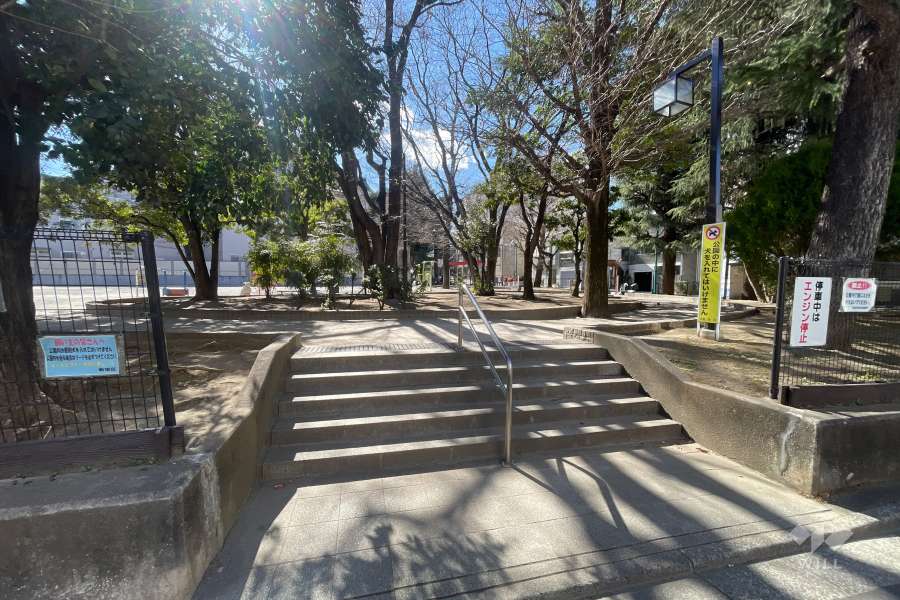 敷地に隣接した鶴巻南公園