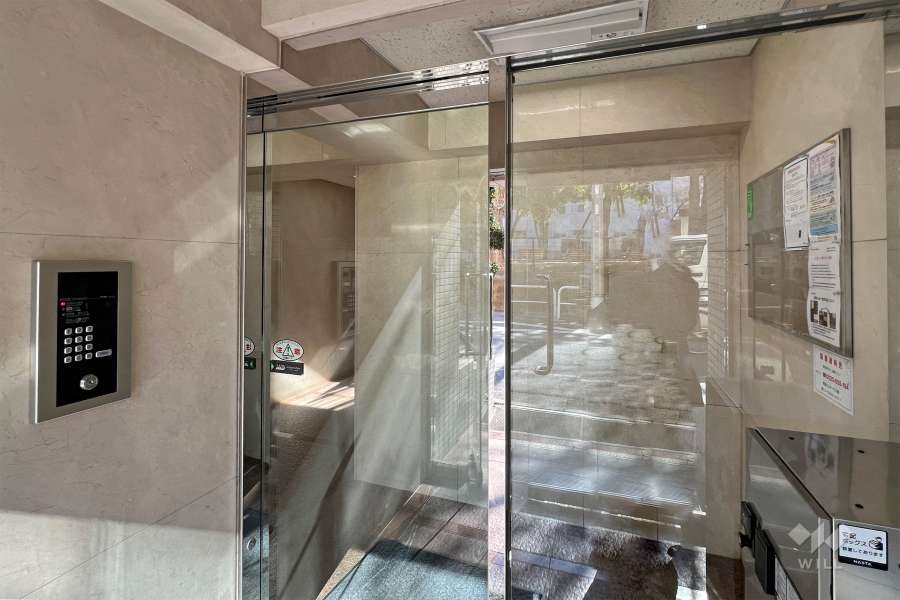 エントランスはオートロック付きです。