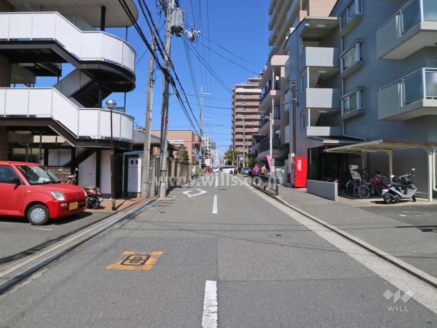 西側前面道路（南側から）