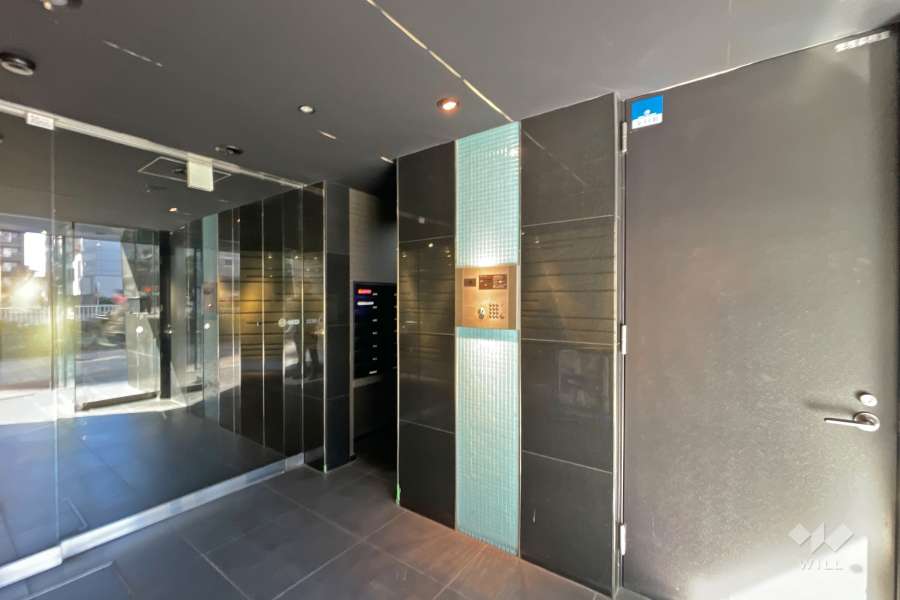 エントランスはオートロック付きです。