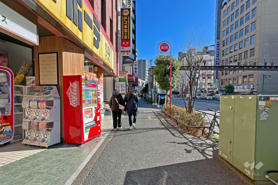 敷地の南側前面道路は都道302号（職安通り）です（西側から）。