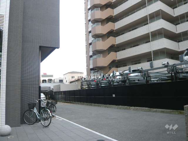 南側の様子（敷地空地を挟んでマンションが建っています）