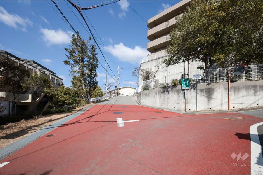 敷地西側の前面道路