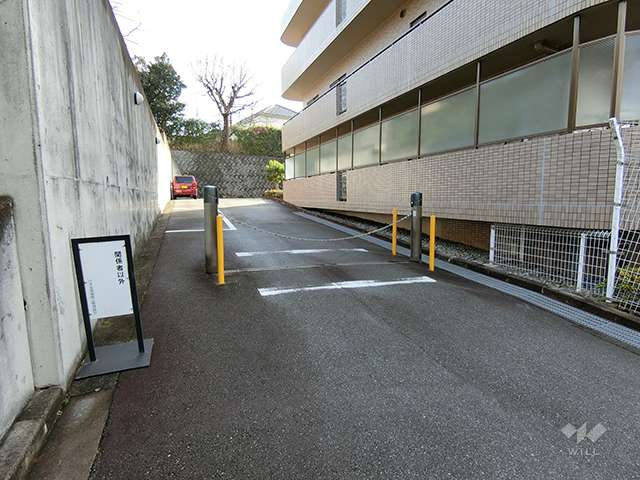 駐車場出入り口（ロボットゲート付き）