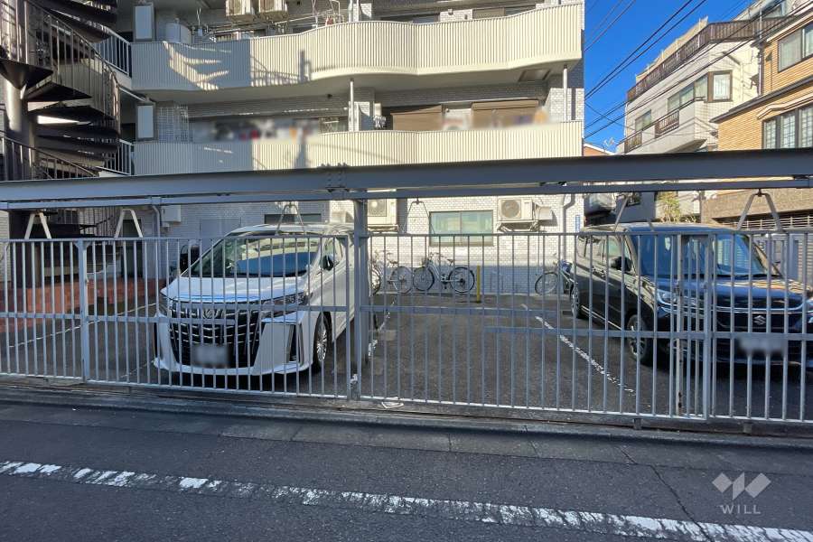 駐車場出入り口（シャッター付き）