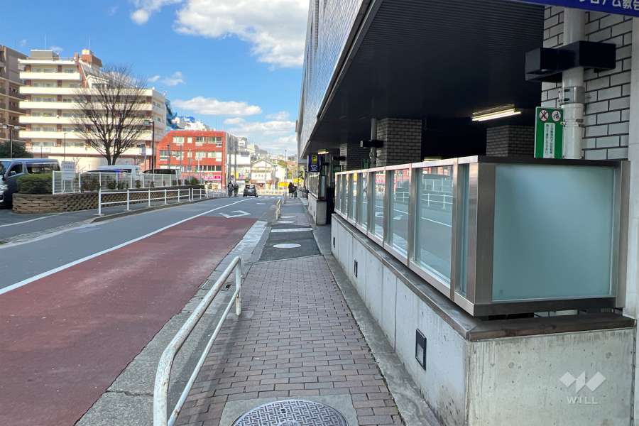 敷地西側の前面道路