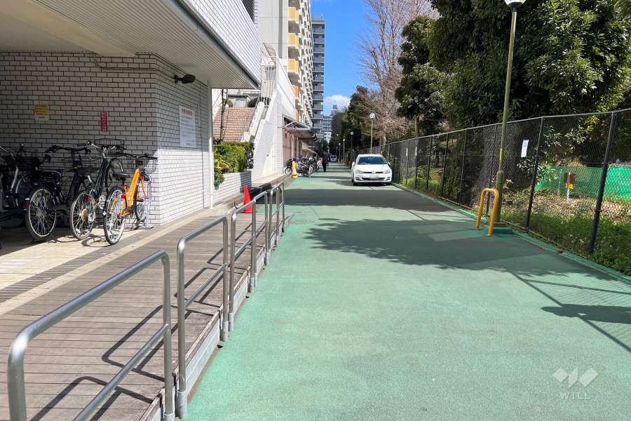 敷地南側の前面道路