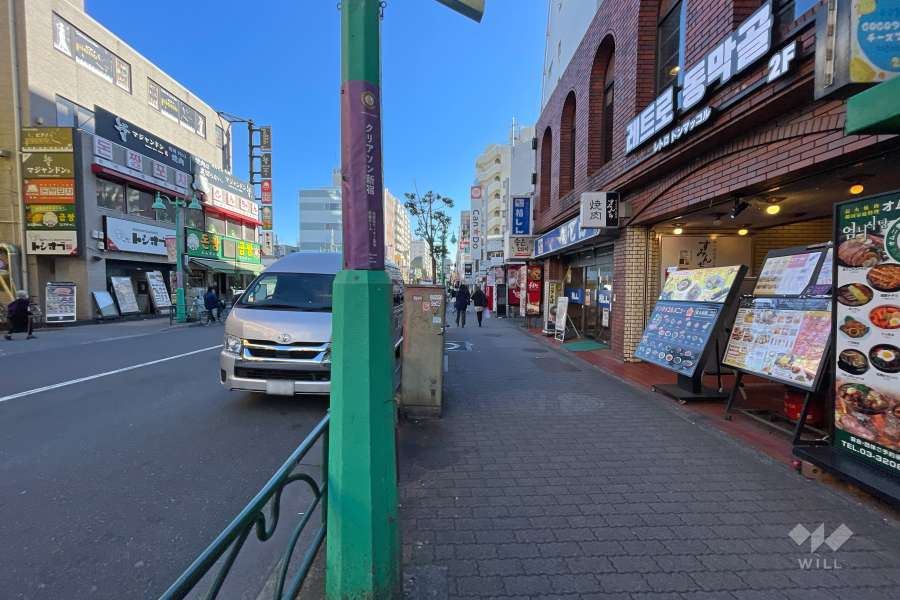敷地の北側前面道路（西側から）