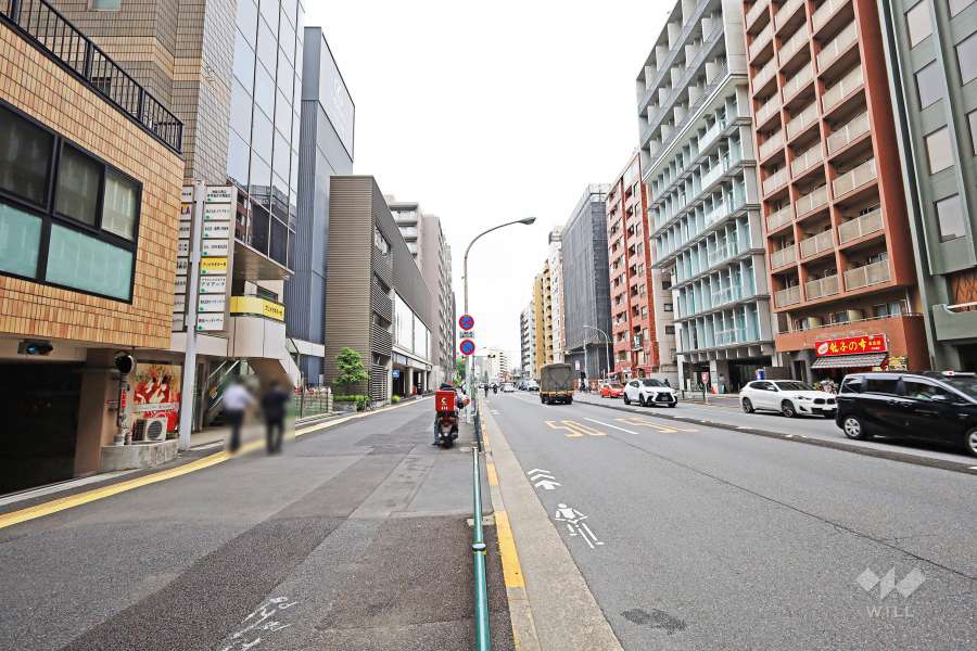 敷地東側の前面道路（南側から）