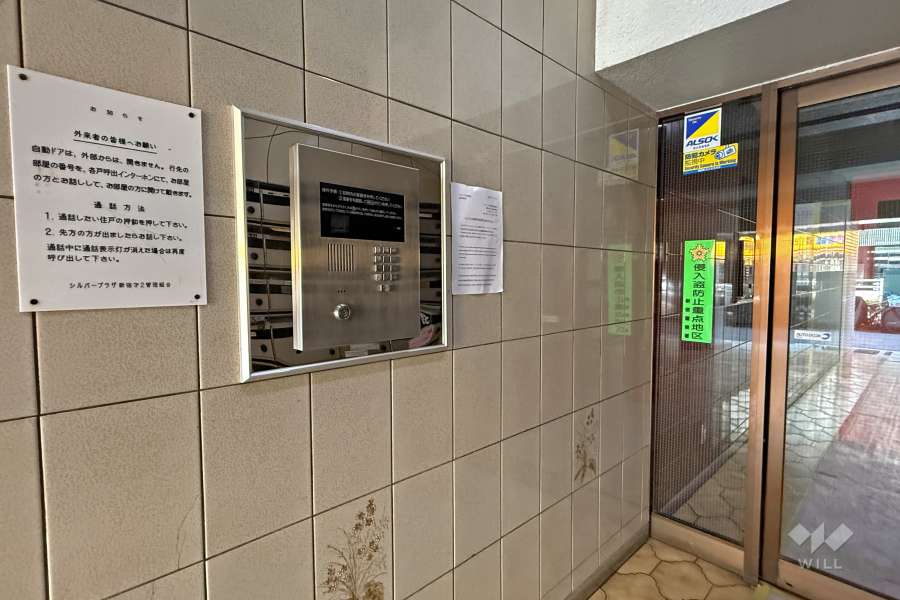 エントランスはオートロック付きです。