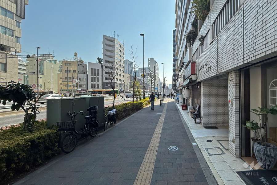 敷地東側は都道305号（明治通り）に面しています。