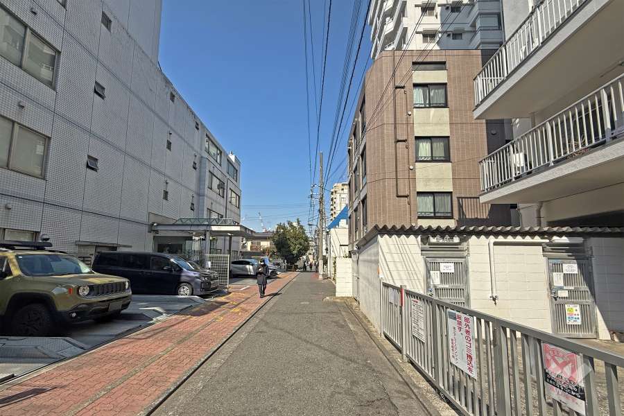 敷地の西側前面道路（南側から）