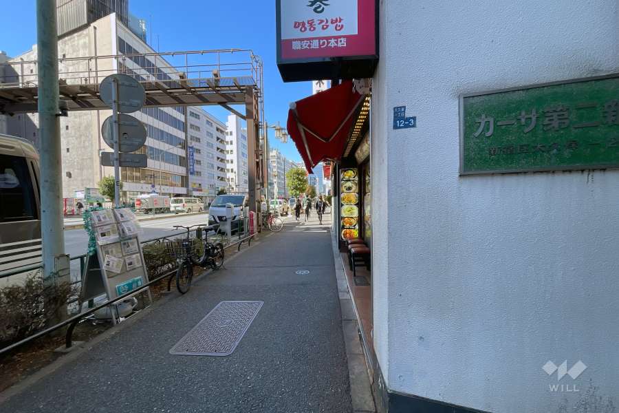 敷地の南側前面道路（東側から）