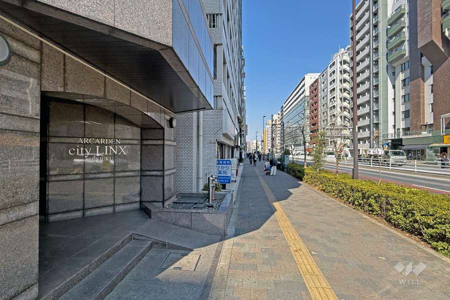 敷地の東側前面道路は明治通りです（南側から）。