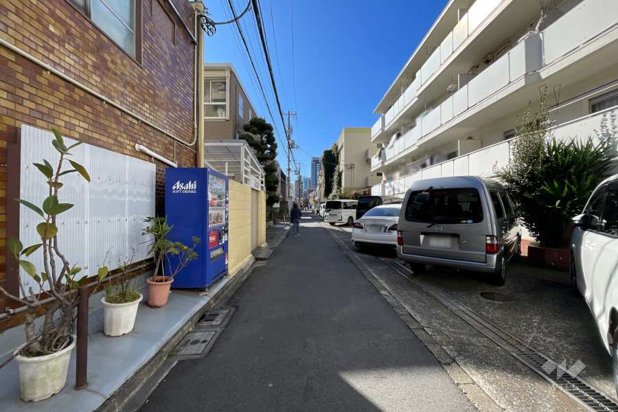 敷地西側の前面道路