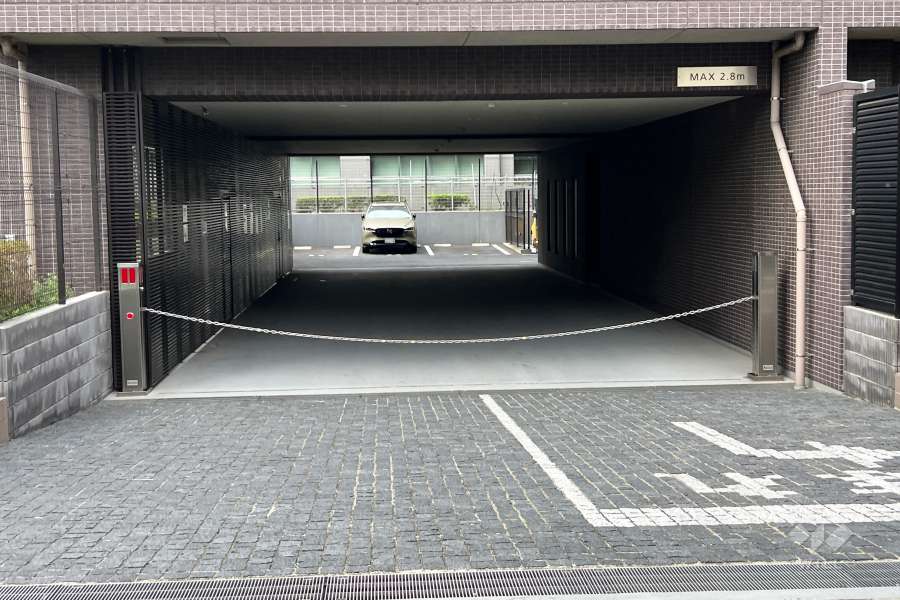 駐車場の出入り口（ロボットゲート付き）