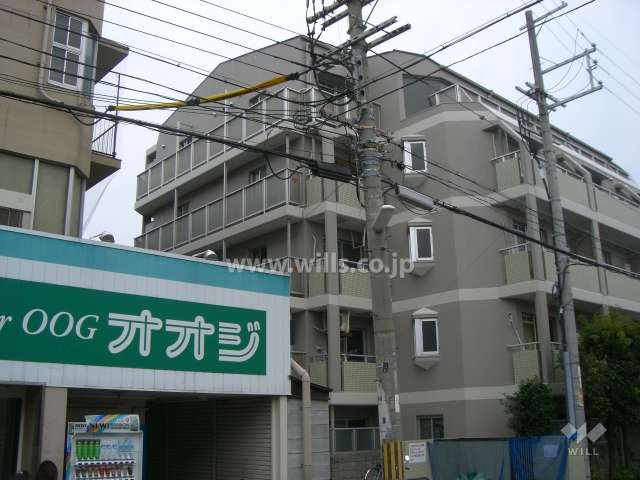 マンションの北側にスーパーがあります。
