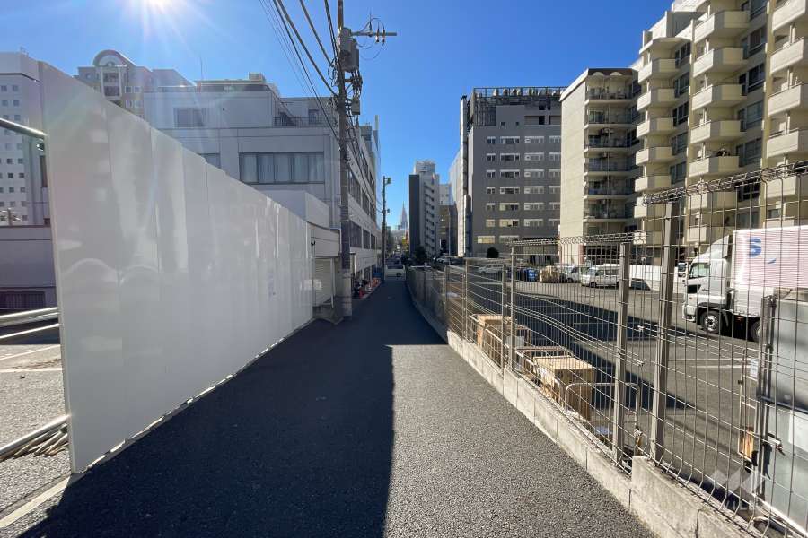 敷地南側の前面道路（北側から）