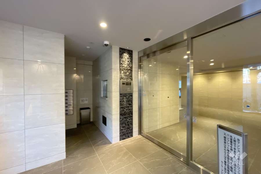 エントランスはオートロック付きです。