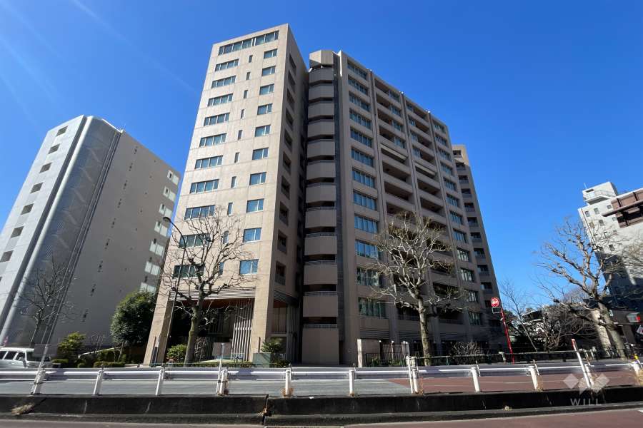 プラウド新宿御苑エンパイアの外観（北東側から）