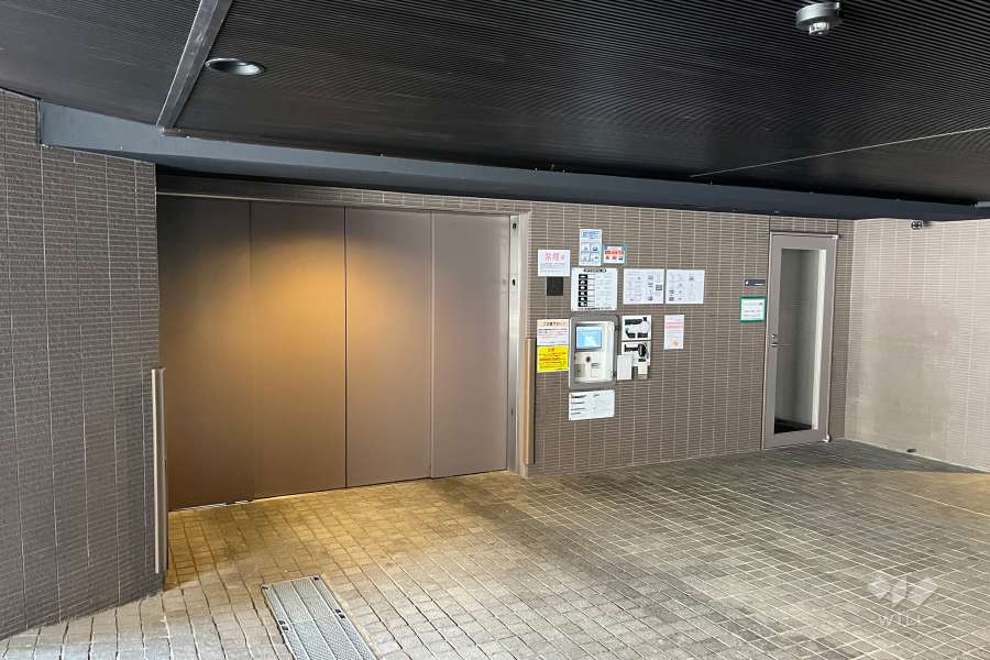 屋内機械式駐車場の出入り口