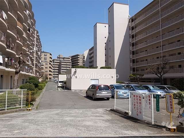 敷地中央の共用スペース。Ｄ棟は右奥の棟。