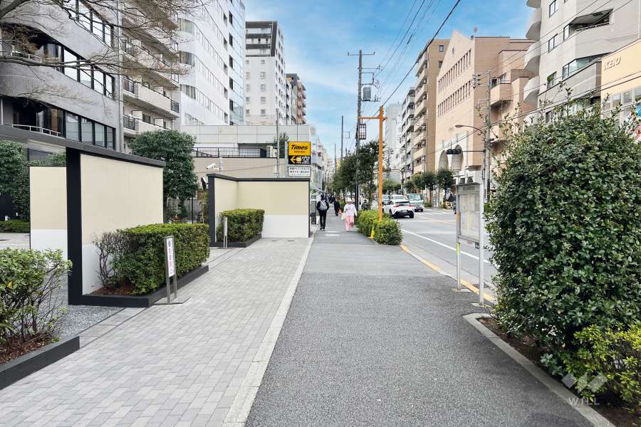 敷地の北側前面道路（東側から）