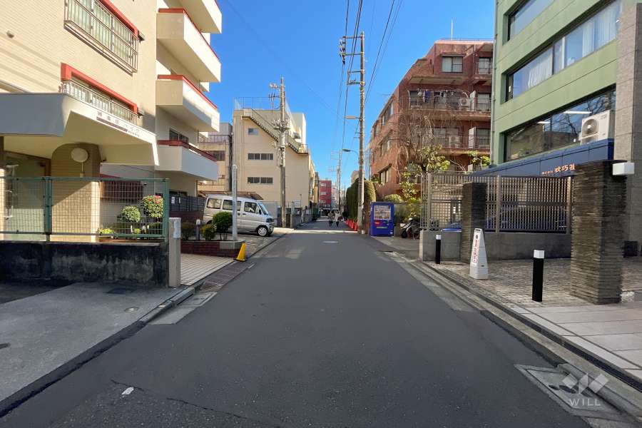 敷地の北側前面道路（東側から）