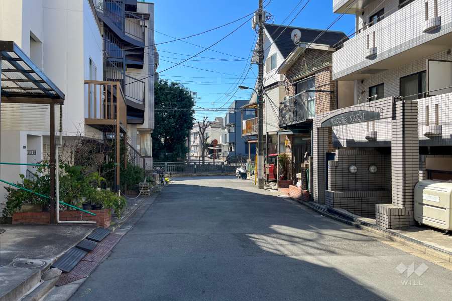 敷地東側の前面道路（北側から）