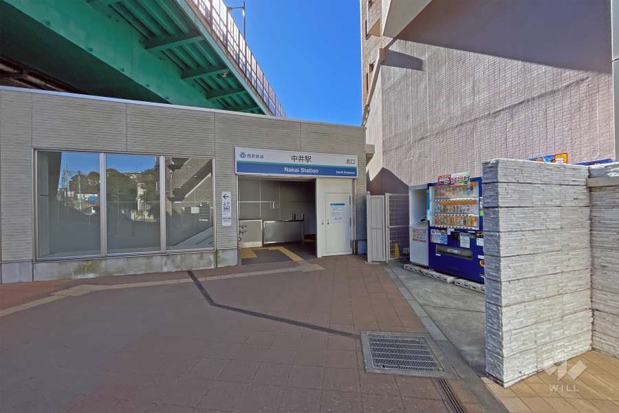 敷地の南側前面道路は西武鉄道中井駅」前です（東側から）。