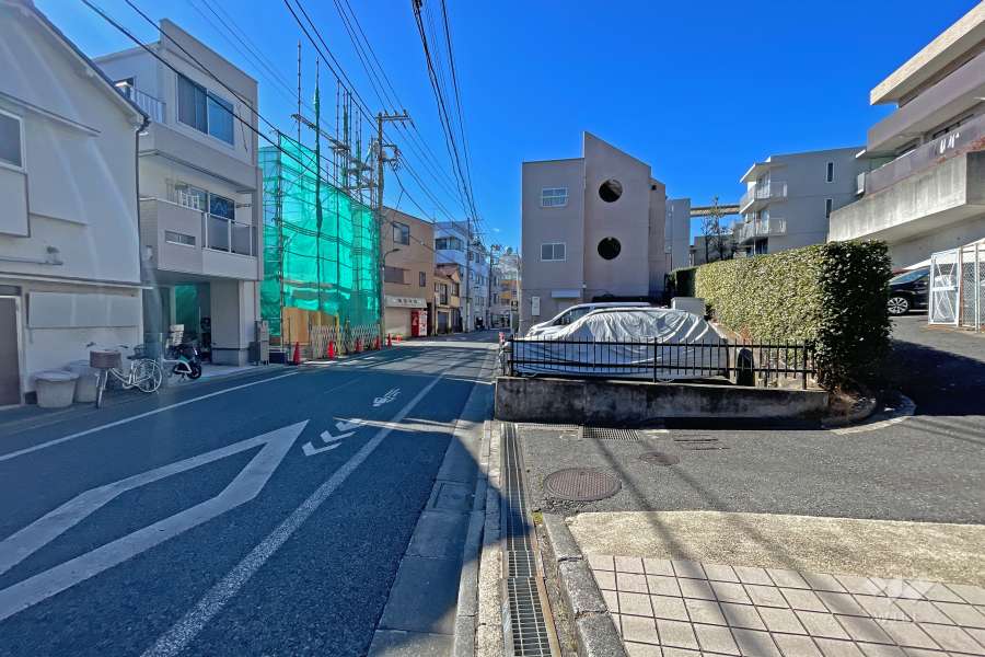 敷地の南側前面道路（東側から）
