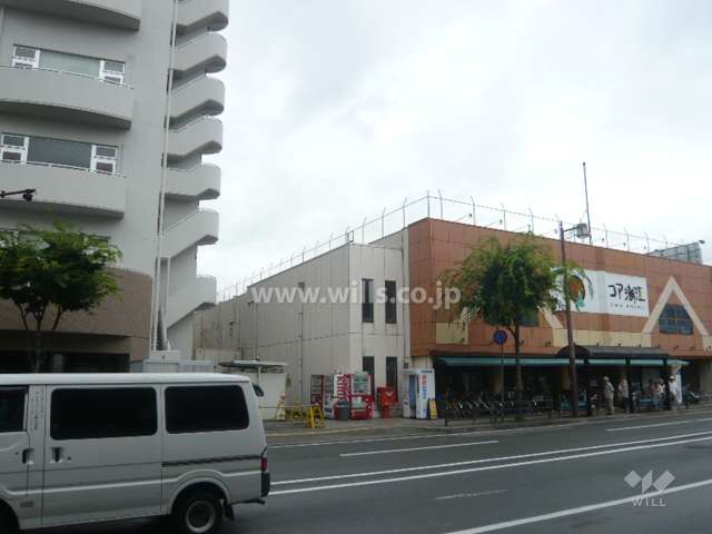 マンションの北側にスーパーがあります。