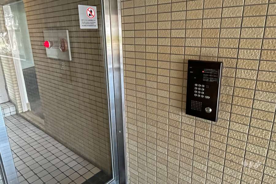 エントランスはオートロック付きです。