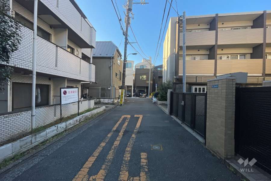 敷地西側の前面道路
