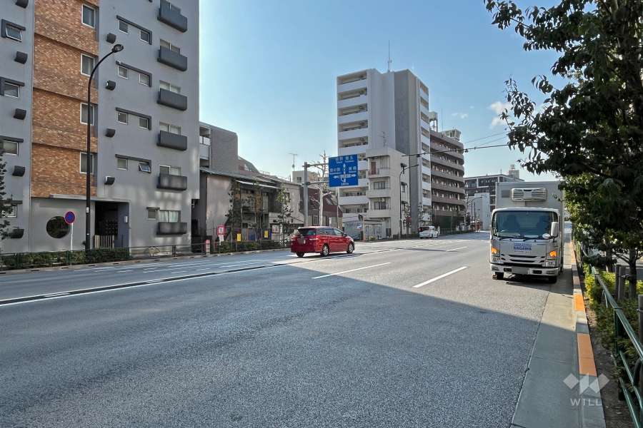 敷地の北側前面道路は新目白通りです（東側から）。