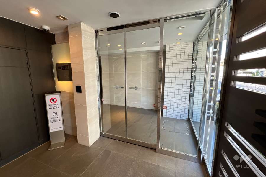 エントランスはオートロック付きです。