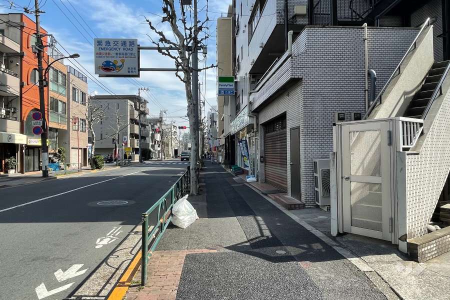敷地の北側前面道路（西側から）