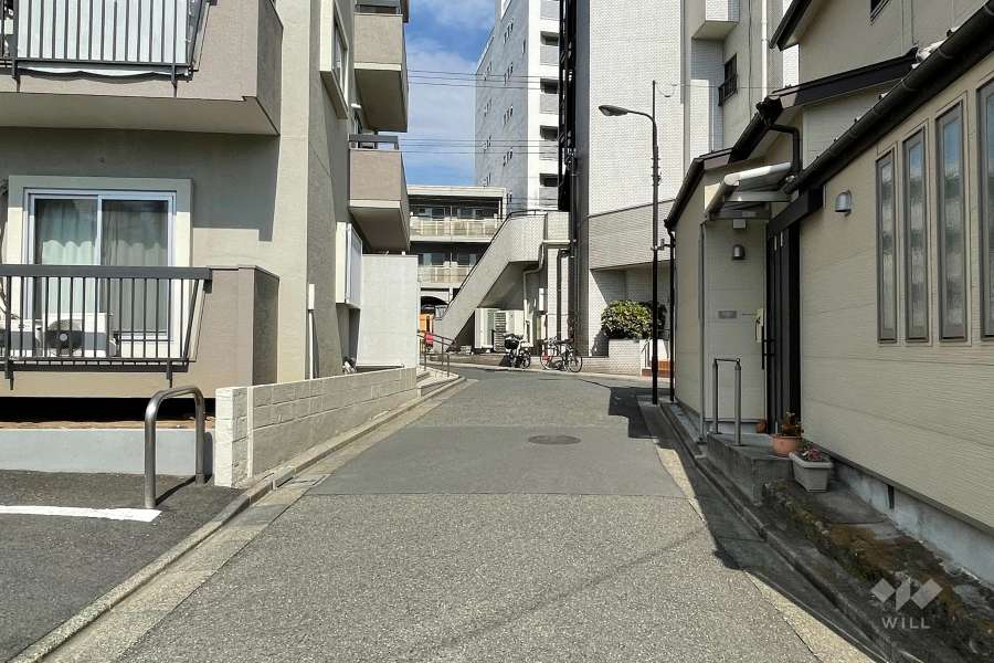 敷地の東側前面道路（南側から）