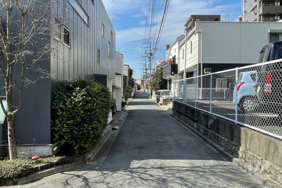 敷地の南側前面道路（東側から）