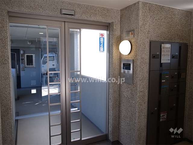 エントランスにはオートロックと宅配ボックスが設置されています。