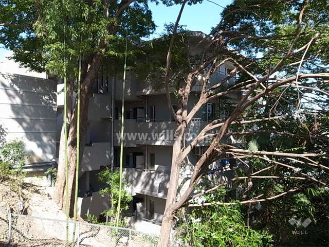 アズ・リル・シャンティの外観（南西側から）　斜面地に建っています。