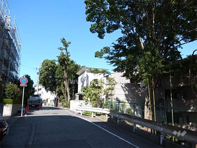 敷地西側の前面道路。周辺はマンションと一戸建てが混在する高台の住宅地です。