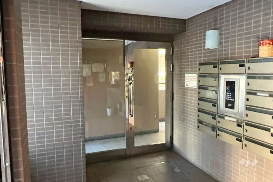 エントランスはオートロック付きです。