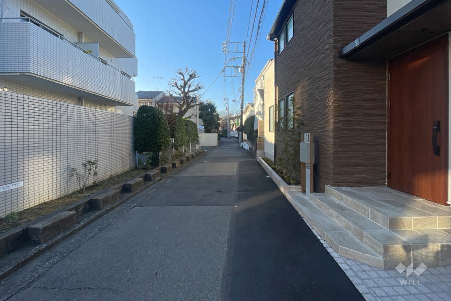 敷地西側の前面道路