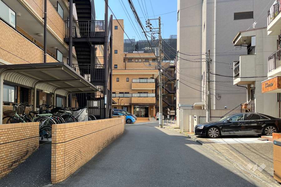 敷地の北側前面道路（東側から）