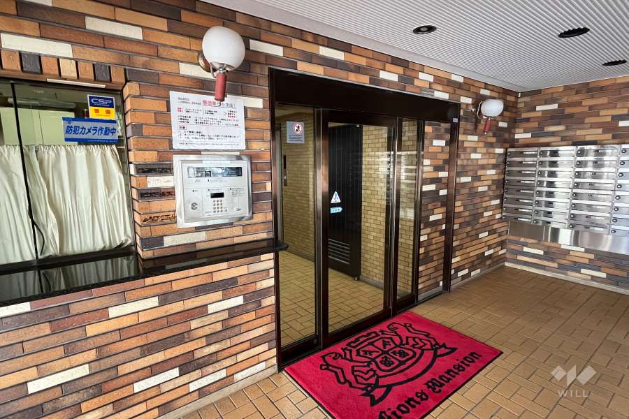 エントランスはオートロック付きです。