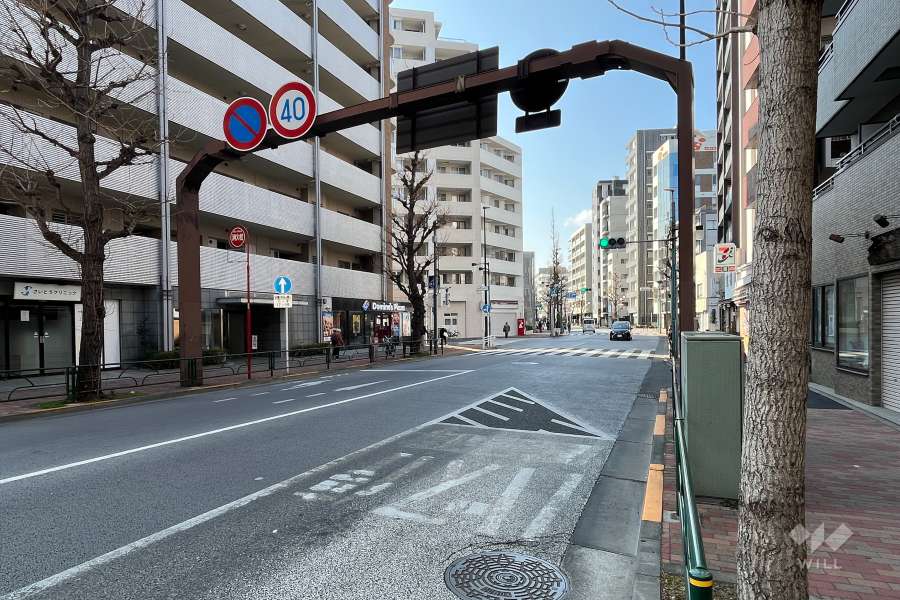 敷地の北側前面道路（東側から）