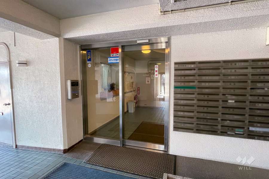 エントランスはオートロック付きです。
