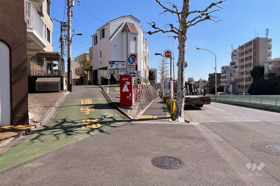 敷地南側の前面道路（西側から）